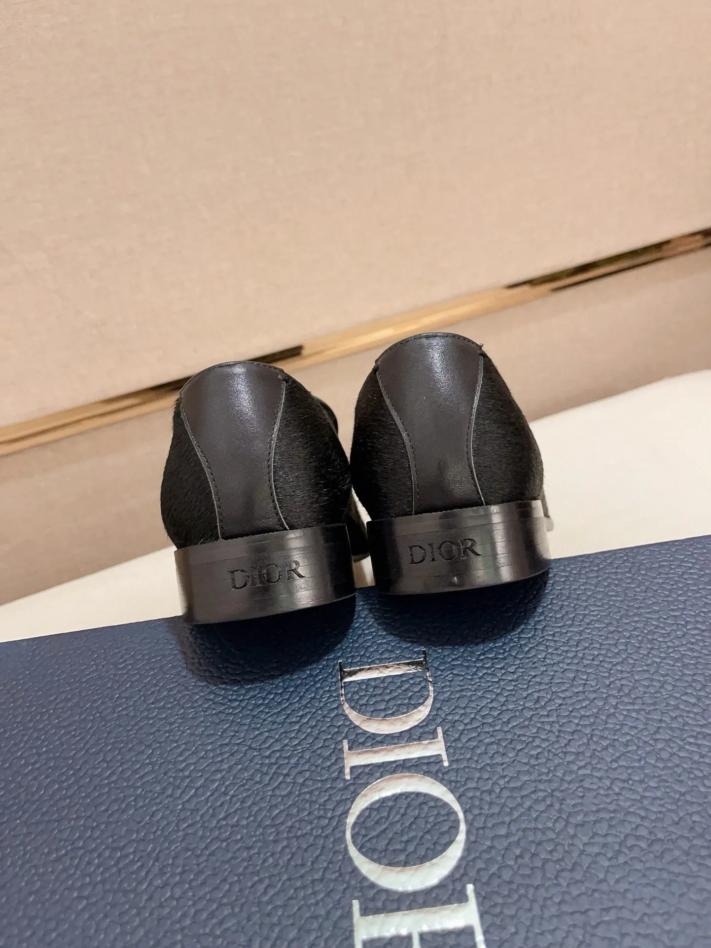 Factory price: 270 men's shoes 💰 High-end version of Dior Dior's new series. Famous actors and Internet celebrities wear super popular designs. They are designed with the sculptures of French artist Niki de Saint Phalle as rings. Material: Fabric: imported original material. Foot pads: cowhide. Outsole: Rubber outsole. Men's shoe size: 38~44. Can be customized to size 45.